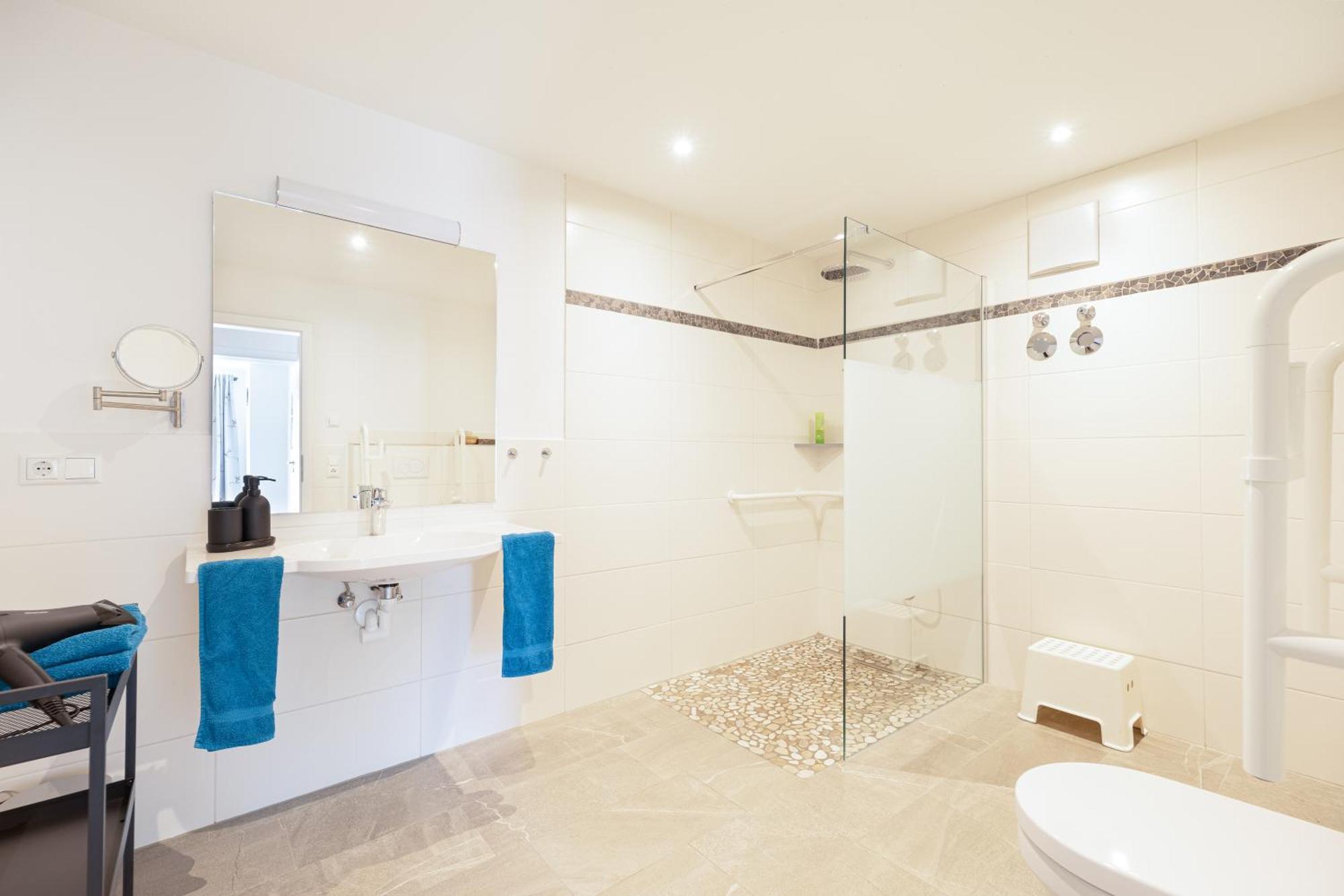 Viktoria Family Wellness Retreat With Village Square Views *